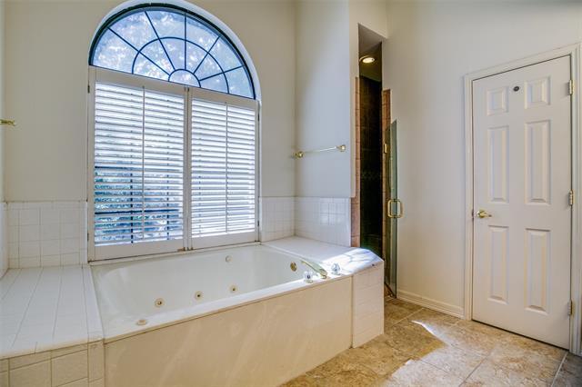 Building Photo - 824 Woodlake Dr