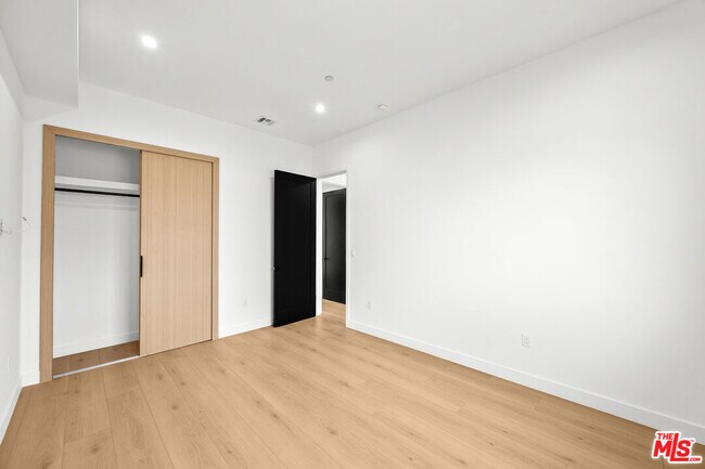 Building Photo - 2324 S Dunsmuir Ave