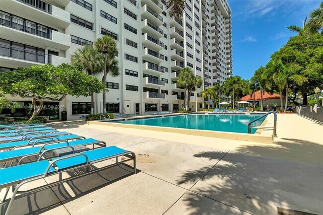Building Photo - 3200 Port Royale Dr N