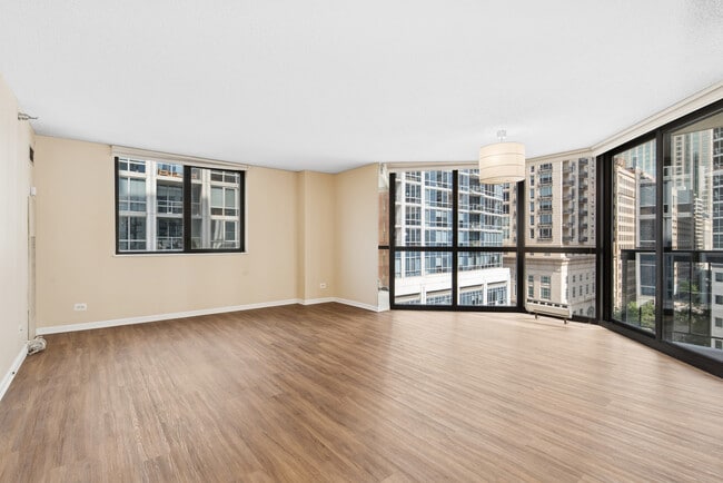 Building Photo - 33 W Delaware Pl