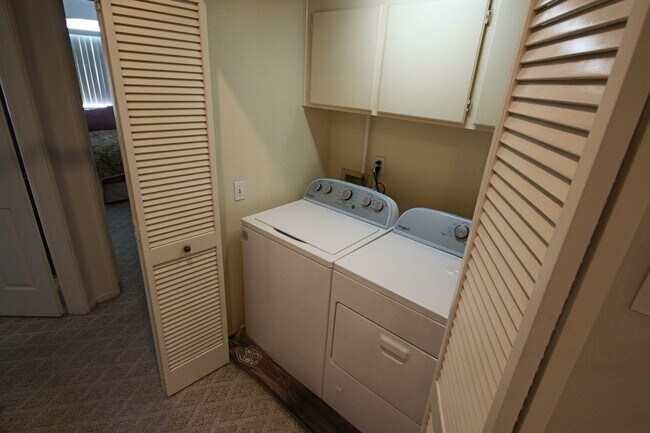 Building Photo - Furnished 3 Bedroom UTC/La Jolla Townhome