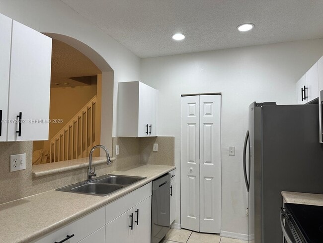 Building Photo - 955 NE 42nd Terrace