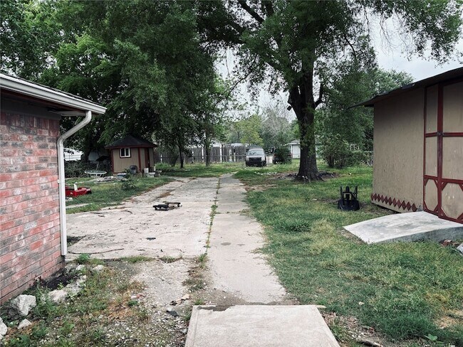 Building Photo - 415 Zinn Dr