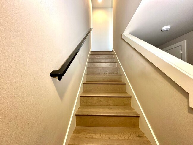 Building Photo - 2Bd/2.5Ba Kirkland Townhouse
