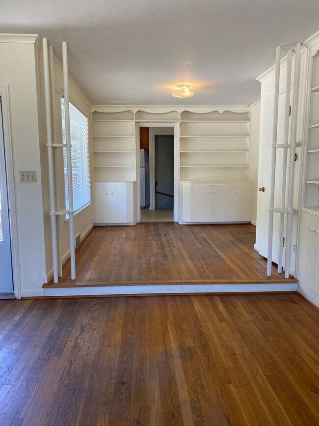 Building Photo - Dog Friendly Classic university home with ...