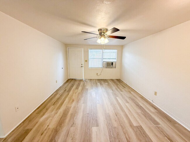 Building Photo - 908 SW 6th Ave