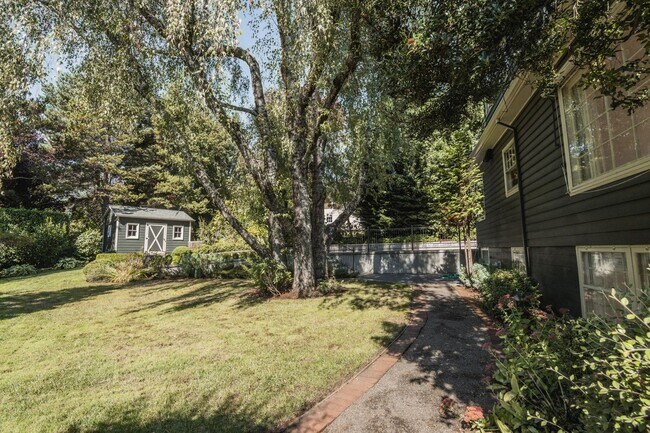 Building Photo - 4527 SW 29th Ave