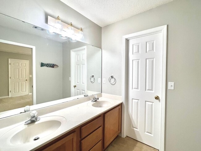 Building Photo - 30 Bay Walk Ct