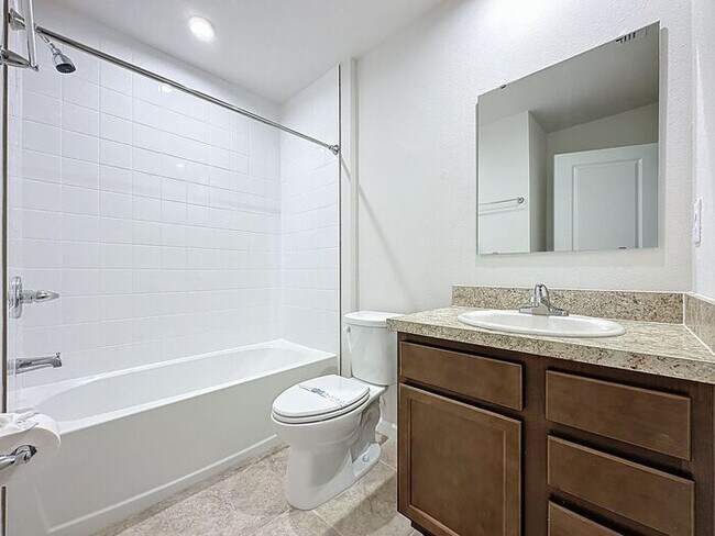 Building Photo - Dream Townhome in Magnolia Grove, Davenport !