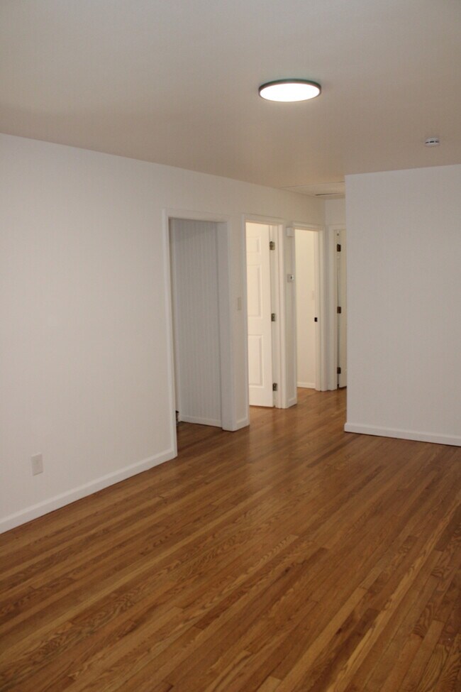 Building Photo - 4bed 2 full bath in Independence off Truma...