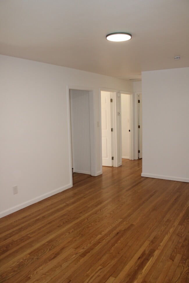Building Photo - Move in Special - 4bed 2 full bath in Inde...