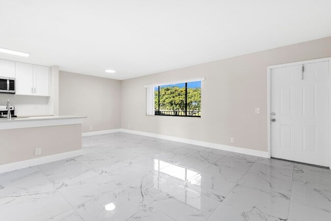 Building Photo - 712 Meadows Cir