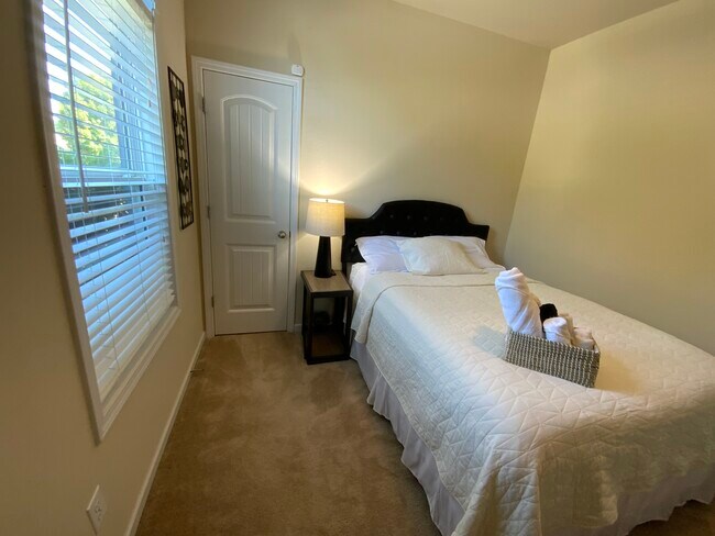 Building Photo - 2642 Dayview Ln