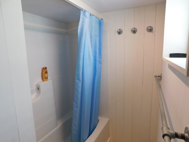 Building Photo - 42 Evergreen Ave