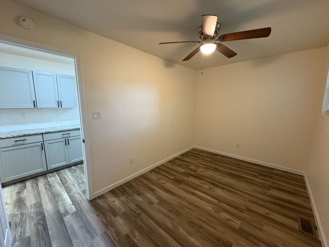 Building Photo - Affordable and Adorable Duplex in Enderly ...