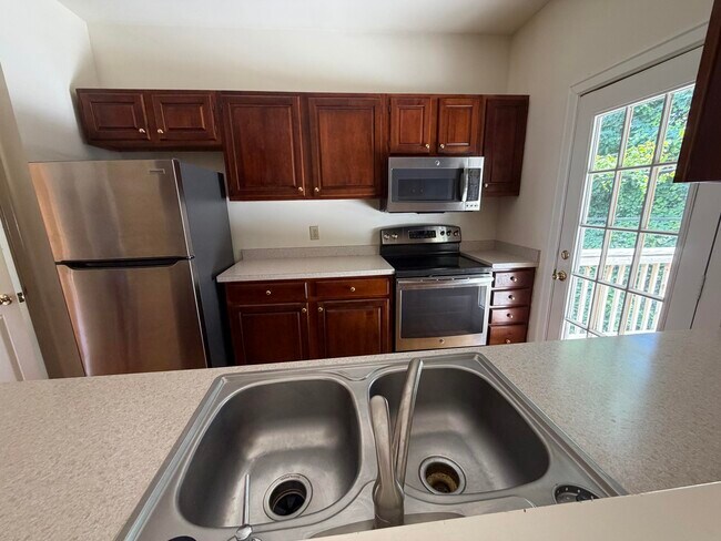 Building Photo - 1112 Pepperhill Cir