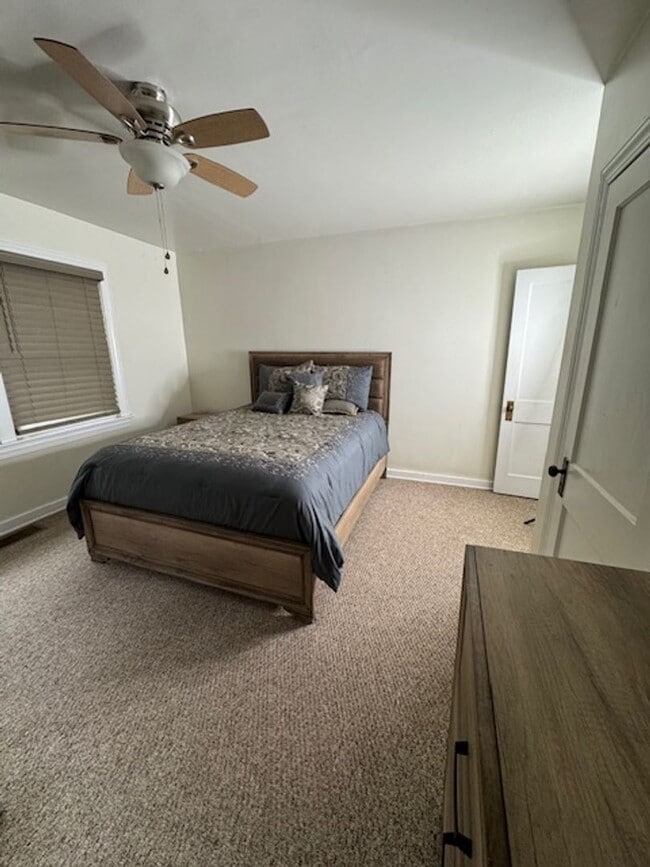 Building Photo - Beautiful 3 Bed / 1 Bath, Large rolling yard