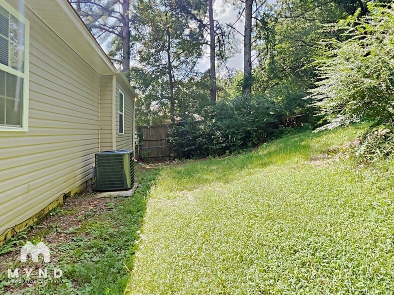 Building Photo - 612 15th Ct NW