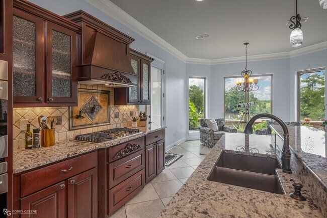 Building Photo - Beautiful Home on the Red River....