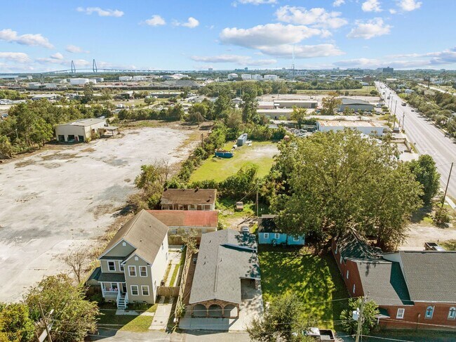 Building Photo - Charming Single-Family Home