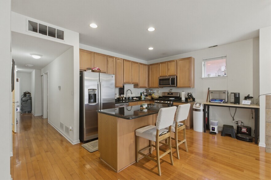 Building Photo - 808 W University Ln
