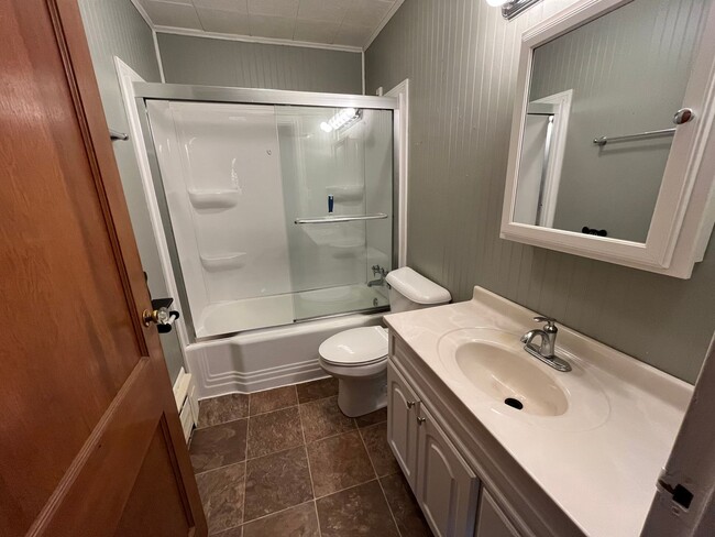 Building Photo - AVAILABLE May - 2 Bed 1 Bath Wooded Back Yard