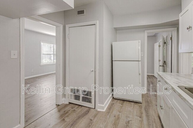 Building Photo - 875 19th Ave S