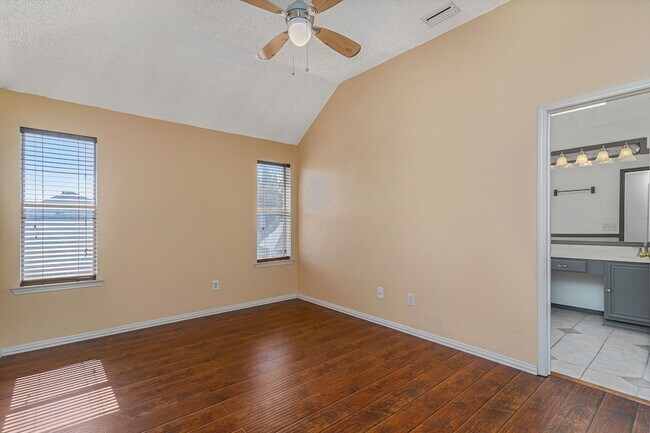 Building Photo - 588 Lake Forest Dr