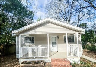 Building Photo - Gorgeous 3bed 1 and a half bath home.