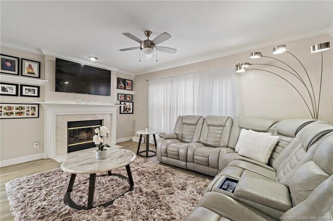 Building Photo - 728 NW Waterlily Pl