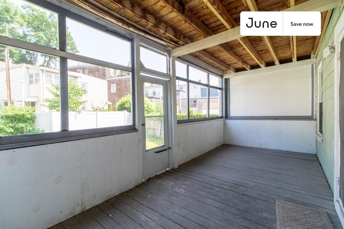 Building Photo - 6 7th St