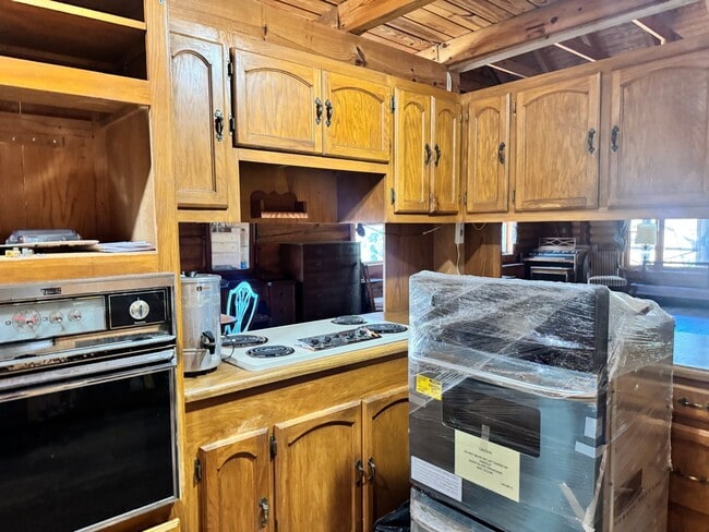 Building Photo - Log Cabin in Oconee on a 1.357 acre neighborhood wooded lot!