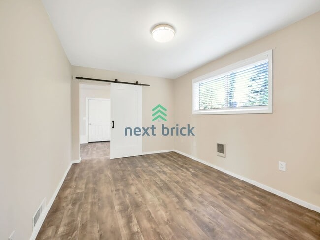 Building Photo - 5 Bed and 3 Bath Single-family Home Availa...