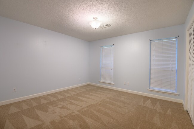 Building Photo - Ridgewood Court Home