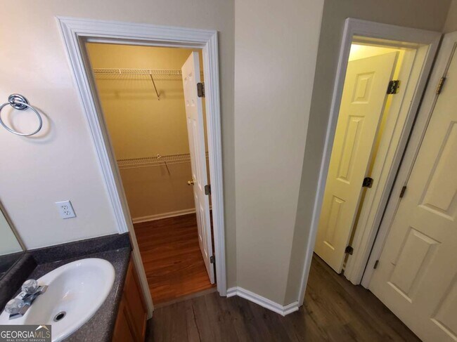 Building Photo - 5450 Twin Lakes Dr