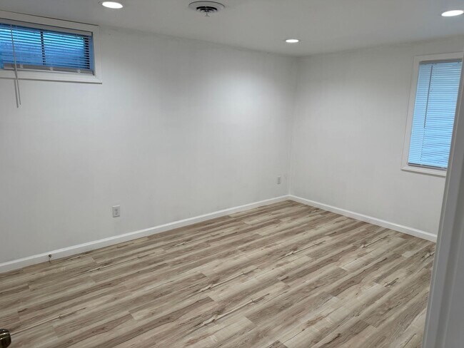 Building Photo - 209 W Royal Dr