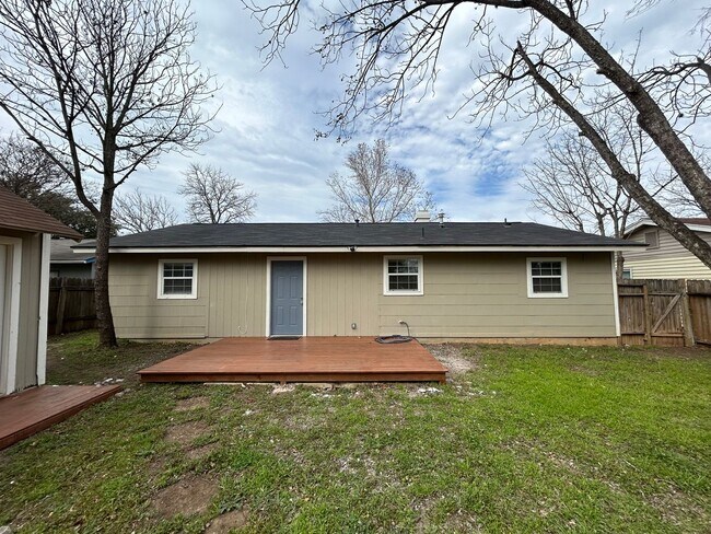 Building Photo - *COMING SOON* Open-Concept 3BD/2BA with Cozy Fireplace & Modern Stainless Kitchen!