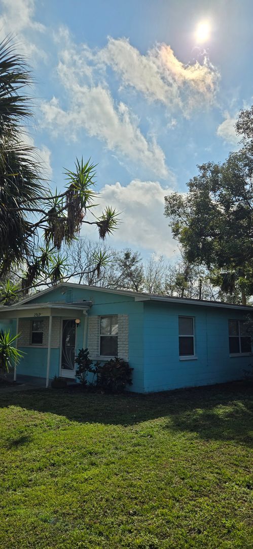 Building Photo - 3/1 cottage conveniently located near Down...