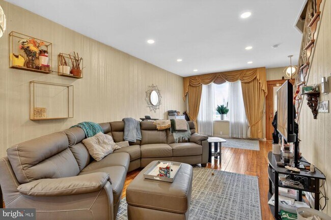Building Photo - 3147 Edgemont St