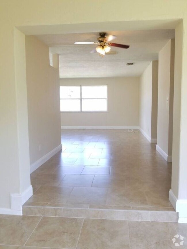 Building Photo - 3 bedroom 1.5 Bath