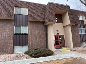 Building Photo - Updated 2 bedroom 1 bath Garden Level Apartment Near DTC