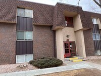 Building Photo - Updated 2 bedroom 1 bath Garden Level Apartment Near DTC