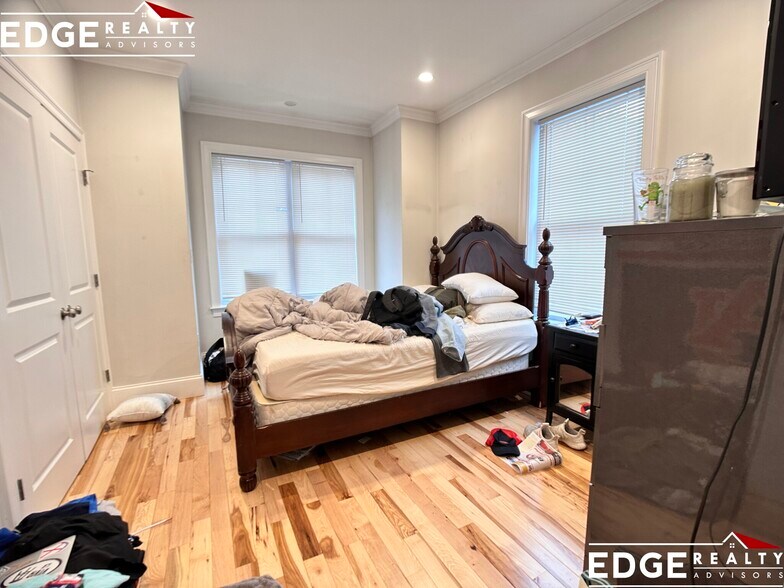 Building Photo - 130 Bigelow St