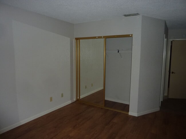 Building Photo - Duplex Unit w/ Attached Garage, Fenced Yard - Laminate Flooring