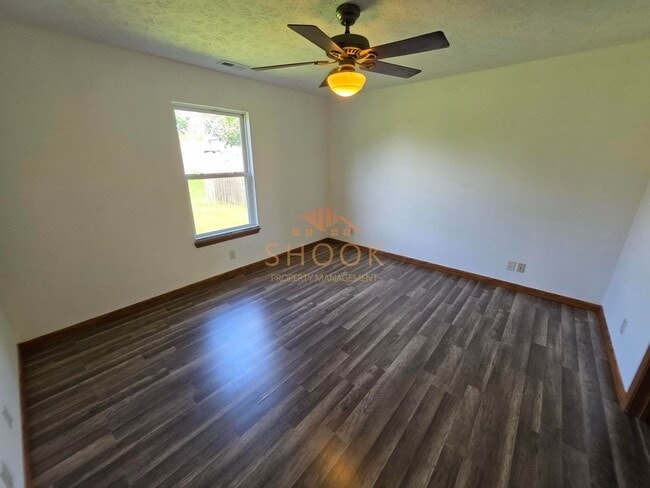 Building Photo - 3BR/2BA in East Side Lexington Farms!
