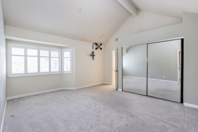 Building Photo - 3 Bed / 2.5 Bath bright and spacious home ...