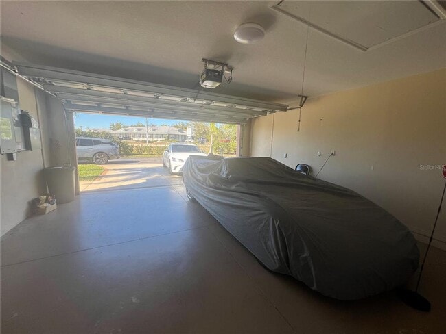 Building Photo - 12660 SW Lakeside Dr