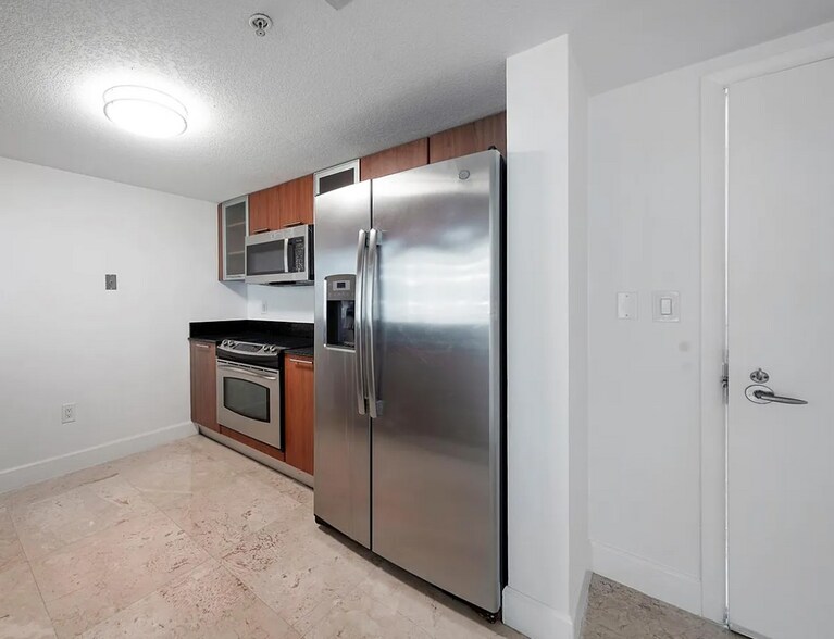 Building Photo - 1800 N Bayshore Dr