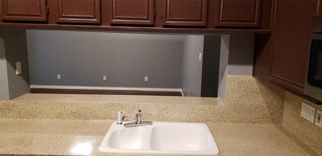 Building Photo - 4234 Briar Hill Dr