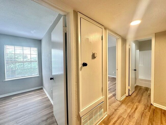 Building Photo - Available Now: Affordable Downtown Living!